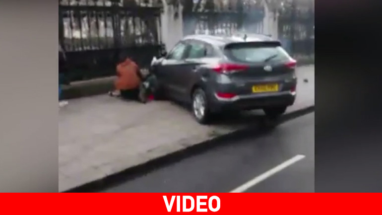 Άνθρωποι στη γέφυρα Γουέστμινστερ προσπαθούν να σωθούν – Σοκαριστικό βίντεο Άνθρωποι στη γέφυρα Γουέστμινστερ προσπαθούν να σωθούν – Σοκαριστικό βίντεο