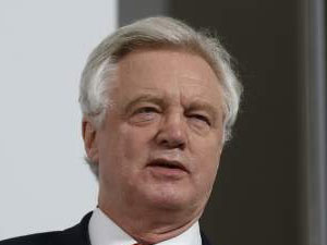 Ο υπουργός Ντέιβιντ Ντέιβις