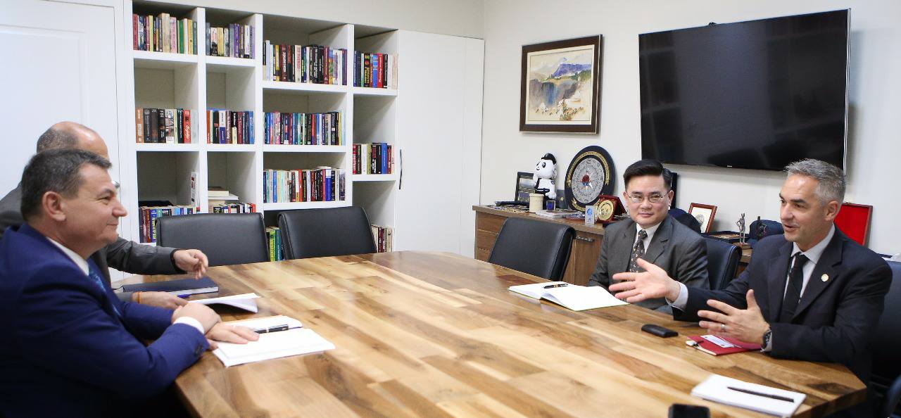 Στα δεξιά οι δύο πράκτορες του FBI οι οποίοι συμμετέχουν στην task force 