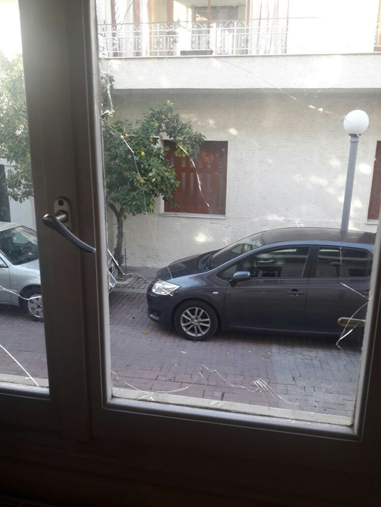 Το σπασμένο παράθυρο στο σπίτι του Αμίρ 