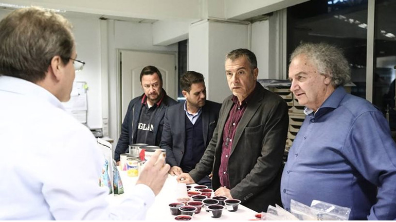 Ο Σταύρος Θεοδωράκης κατά την επίσκεψή του σε συνεταιρισμό στην Ημαθία