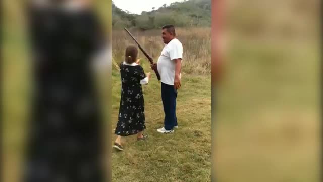 Δείτε τι συμβαίνει όταν δεν ξέρεις να χρησιμοποιήσεις μια καραμπίνα και θα κλάψετε από τα γέλια!