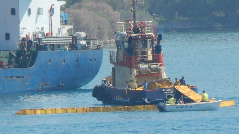 Ρύπανση στη θάλασσα της Ιτέας Φωκίδας από πετρελαιοειδή πλοίου μεταφοράς βωξίτη