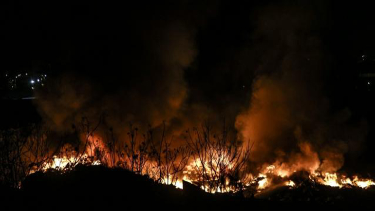 Αγ. Θεόδωροι: Μεγάλη φωτιά κοντά στα διυλιστήρια