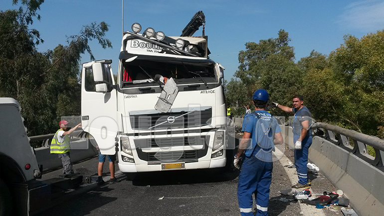 Φορτηγό ανετράπη και τυλίχτηκε στις φλόγες στην Αττική οδό