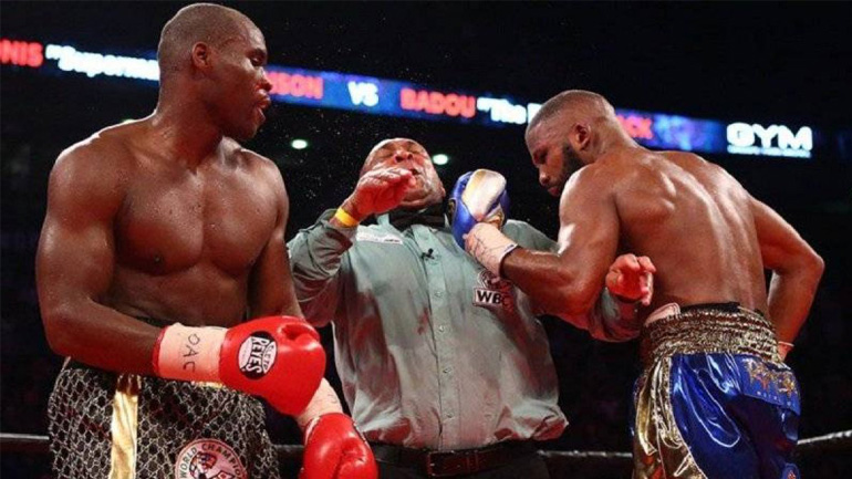 Διαιτητής τρώει μπουνιά σε αγώνα μποξ