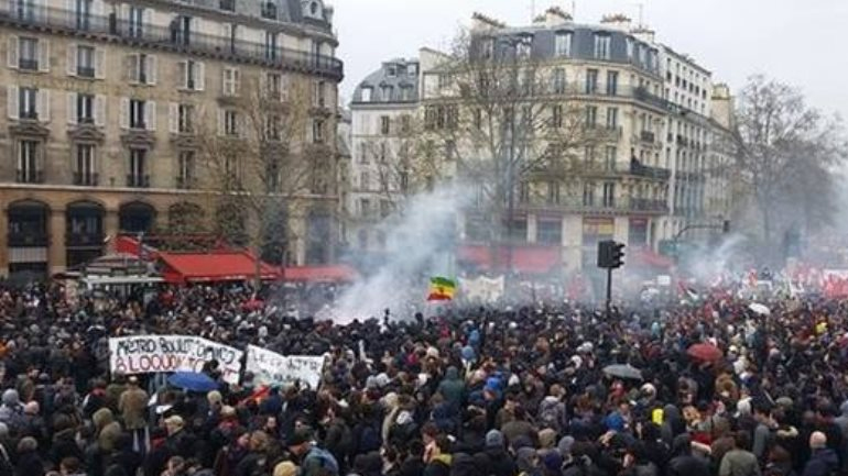 Εκατοντάδες χιλιάδες διαδηλωτές ξανά στους δρόμους της Γαλλίας