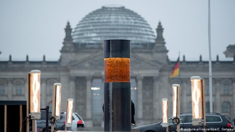 Σκάνδαλο στη Γερμανία: Έστησαν στύλο με στάχτες Εβραίων βάρους 4 τόνων στην Βουλή