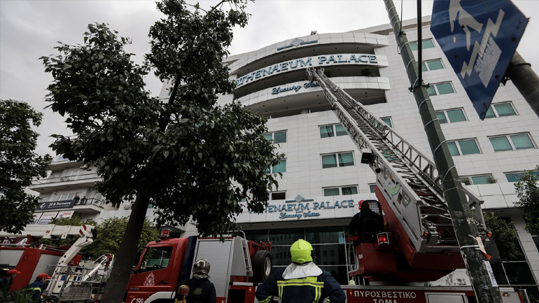 Ώρες αγωνίας στο φλεγόμενο ξενοδοχείο: Οι ένοικοι εκλιπαρούσαν σε βοήθεια από τα μπαλκόνια