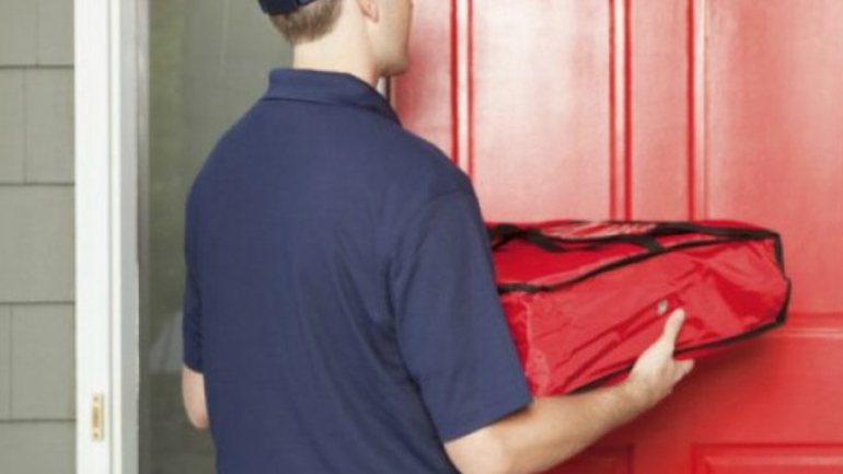 Η δικαιολογία του ντελιβερά που αυνανίστηκε μπροστά στην πελάτισσα