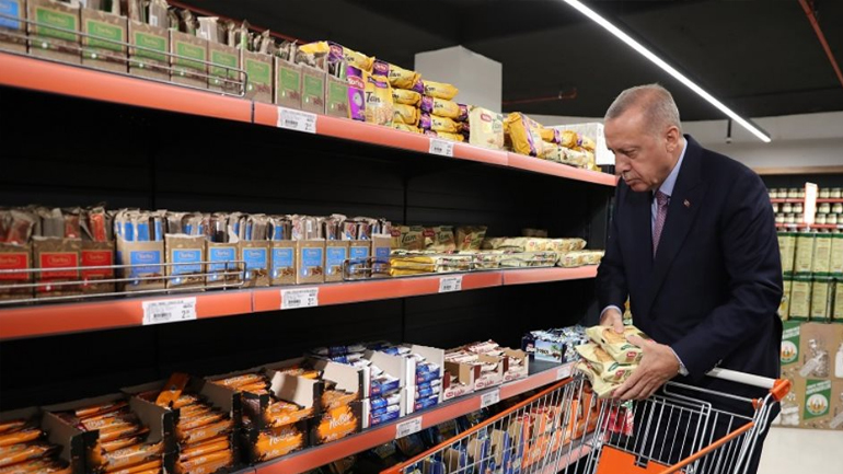 Ο Ερντογάν κατέβηκε από το παλάτι του και πήγε για ψώνια στο σούπερ μάρκετ