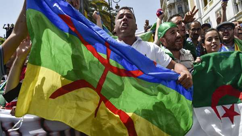 Ανθρώπινη παλίρροια ξεχύθηκε στο Αλγέρι: Μεγάλες διαδηλώσεις μετά τις εκλογές