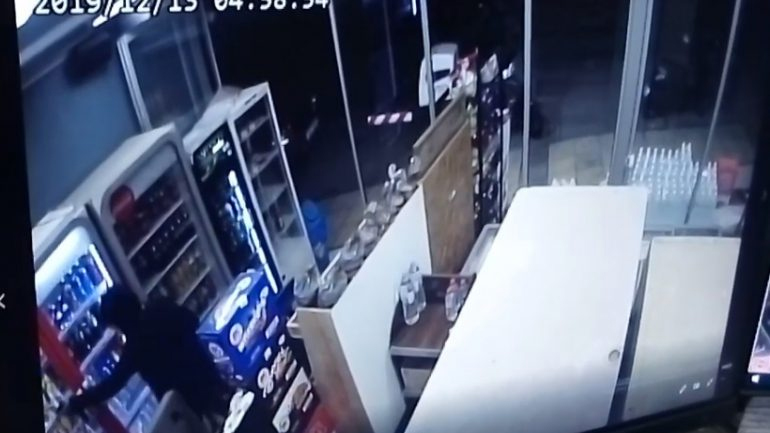 Εικόνες – σοκ: Καρέ – καρέ η ένοπλη ληστεία σε μίνι μάρκετ – Η περιγραφή του ιδιοκτήτη