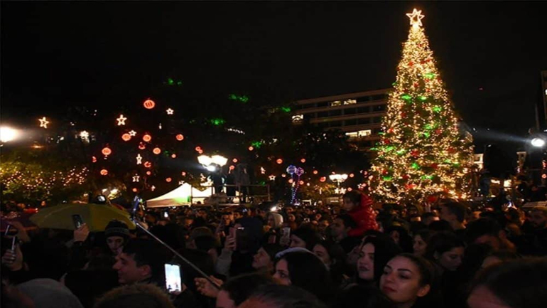 Ο Πατούλης ανέβαλε την φωταγώγηση του Χριστουγεννιάτικου δέντρου λόγω ξαφνικού θανάτου