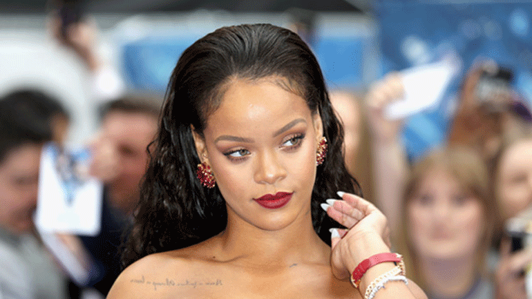 Rihanna: Πήγε τον πατέρα της στα δικαστήρια