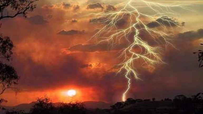 Λαμία: Πυρκαγιά από κεραυνό μέσα στον Εθνικό Δρυμό της Οίτης