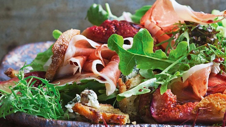 Δροσιστική σαλάτα με προσούτο, μανούρι και λιαστές ντομάτες!