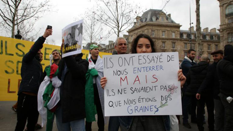 Εκατοντάδες Αλγερινοί στο Παρίσι διαδήλωσαν κατά νέας υποψηφιότητας του προέδρου Μπουτεφλίκα 