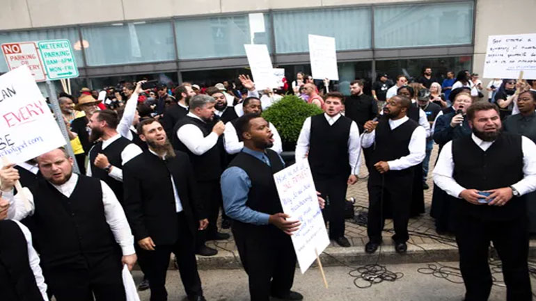 ΗΠΑ: Εννέα οπαδοί της της Κου Κλουξ Κλαν προκάλεσαν συγκέντρωση εκατοντάδων αντιρατσιστών διαδηλωτών