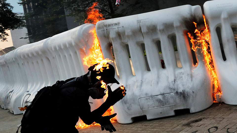 Ολονύχτια επεισόδια στο Χονγκ Κονγκ – Κλειστά τα σχολεία Ολονύχτια επεισόδια στο Χονγκ Κονγκ – Κλειστά τα σχολεία