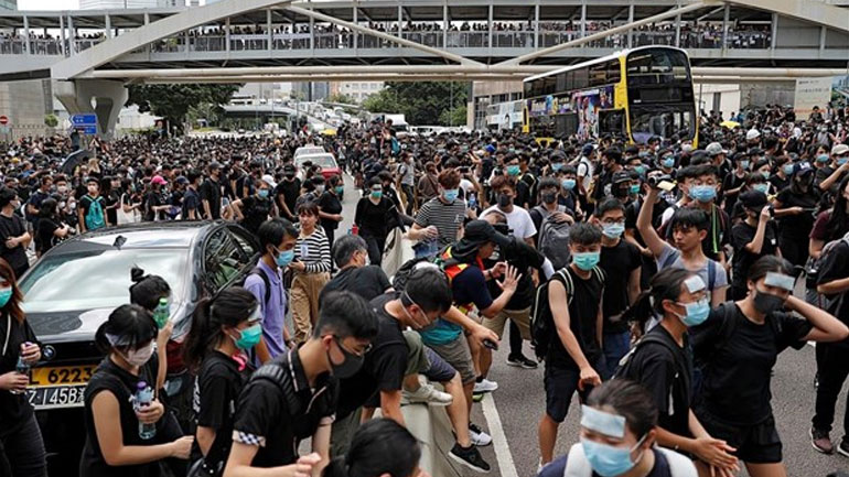 Η Διεθνής Αμνηστία ζητεί από το Χονγκ Κονγκ να ερευνήσει την αιματηρή επίθεση σε ηγέτη οργάνωσης