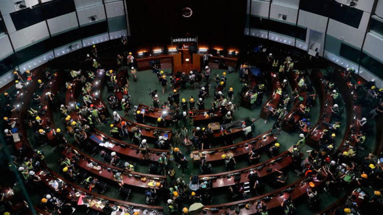 Δεύτερη ημέρα χάους στο κοινοβούλιο του Χονγκ Κονγκ