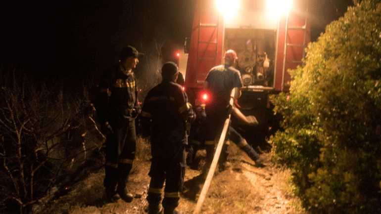 Κρήτη: Ύποπτος για εμπρησμό χτύπησε με το αυτοκίνητό του πυροσβέστες για να ξεφύγει