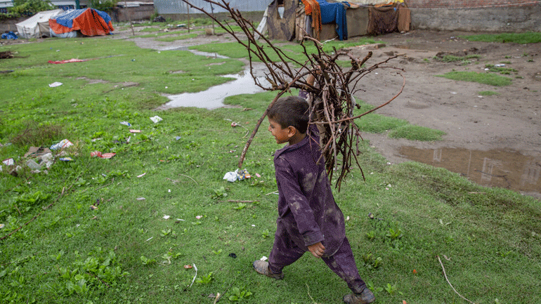 Ινδονησία: Η πανδημία του κορωνοϊού πλημμυρίζει τον ποταμό Σισαντάνε με ιατρικά απόβλητα