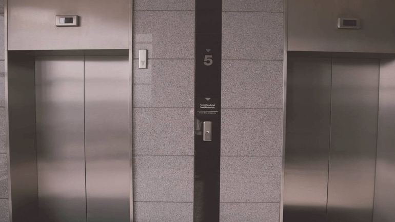 Θεσσαλονίκη: Μόνο με φωνητική εντολή λειτουργεί το ασανσέρ στο δημαρχείο