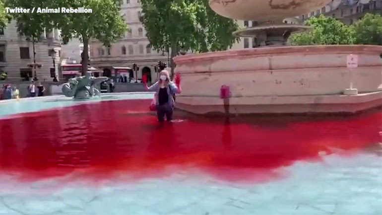 Λονδίνο: Κόκκινη μπογιά σε σιντριβάνια από ακτιβιστές υπέρ των δικαιωμάτων των ζώων