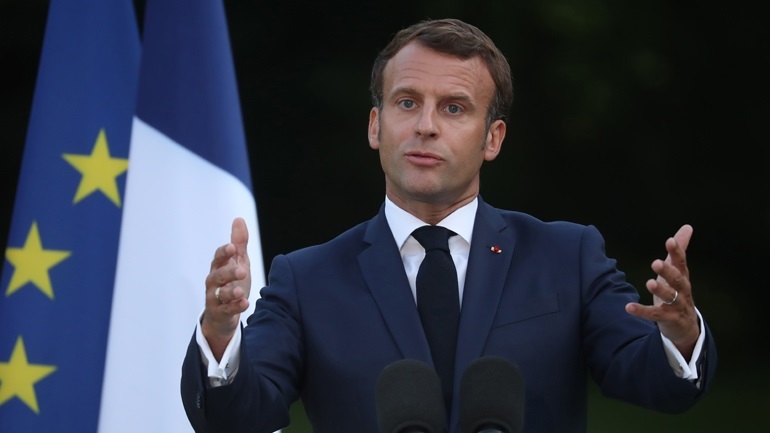 Μακρόν: Υποχρεωτική η χρήση μάσκας σε κλειστούς χώρους