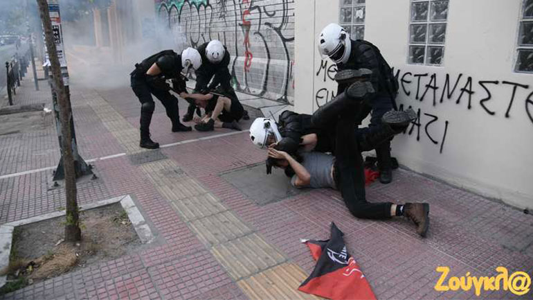 Αντιρατσιστική συγκέντρωση στο κέντρο της Αθήνας – Σοβαρά επεισόδια με ξυλοδαρμούς διαδηλωτών Αντιρατσιστική συγκέντρωση στο κέντρο της Αθήνας – Σοβαρά επεισόδια με ξυλοδαρμούς διαδηλωτών