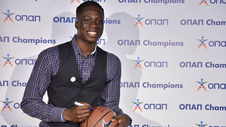 O Άλεξ Αντετοκούνμπο στην οικογένεια των ΟΠΑΠ Champions