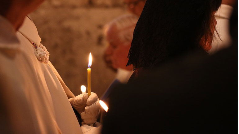 Συνελήφθη ψευδοϊερέας επειδή πουλούσε επικίνδυνο απολυμαντικό ως φάρμακο για τον κορωνοϊό