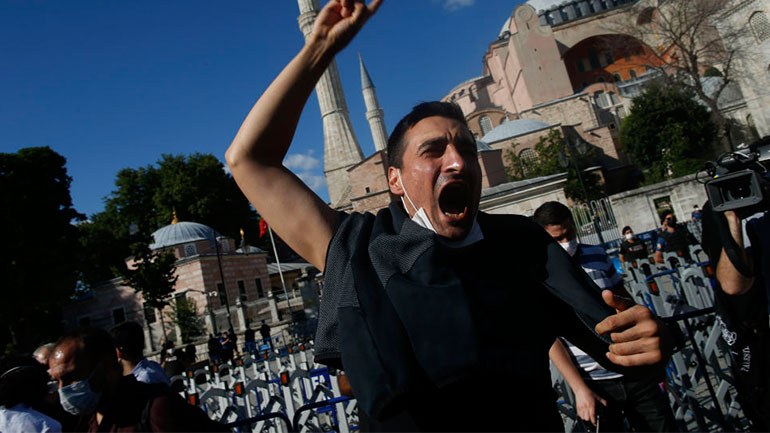 Οι Τούρκοι πανηγυρίζουν για τη μετατροπή της Αγίας Σοφίας σε τζαμί