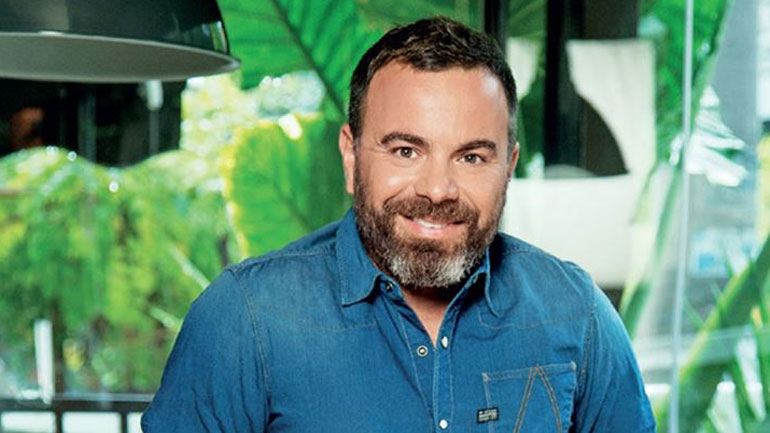 Βασίλης Καλλίδης: Δείπνο με επώνυμους φίλους στο σπίτι του