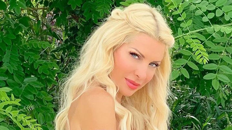 Η Ελένη Μενεγάκη ποζάρει στο σπίτι της και στέλνει την καλημέρα της!