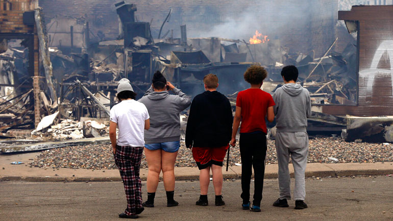 ΗΠΑ: Το πτώμα ενός άνδρα βρέθηκε κοντά σε ένα καμένο αυτοκίνητο στην Μινεάπολη