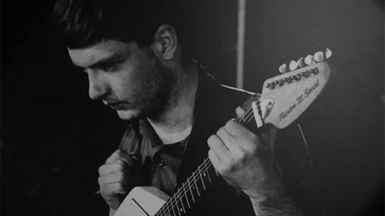Η κιθάρα του Ίαν Κέρτις των Joy Division πωλήθηκε σε δημοπρασία