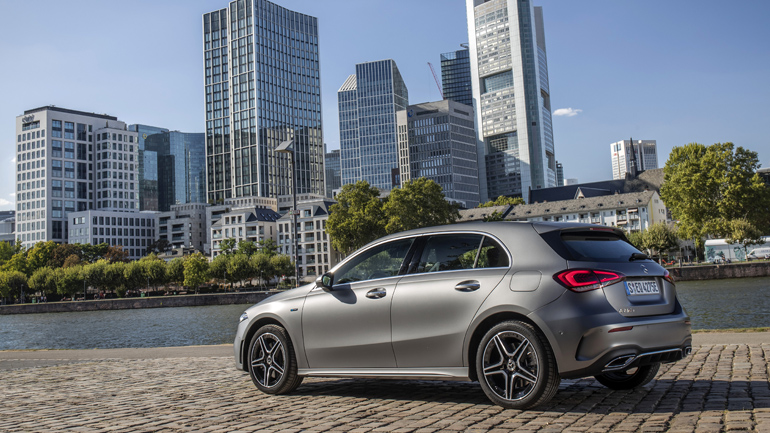 Διαθέσιμες στην Ελλάδα οι νέες εκδόσεις Mercedes A250e που μπαίνουν και στην… πρίζα