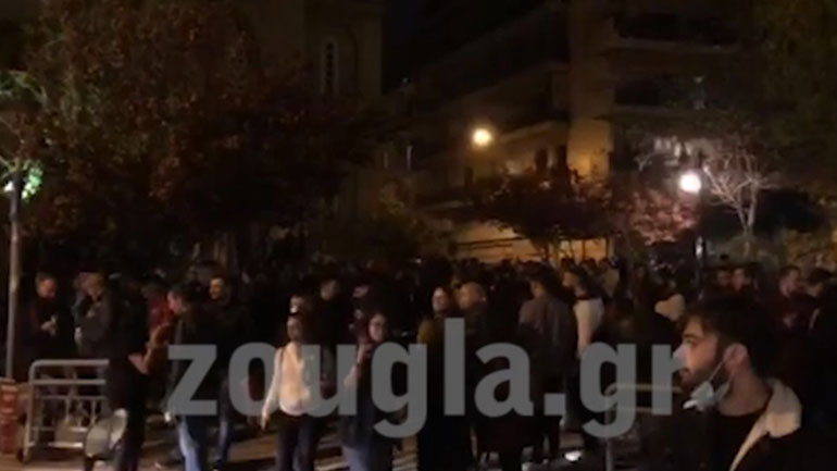 Νέο κορωνοπάρτι στην Κυψέλη – Περισσότερα από 1.000 άτομα στην πλατεία Αγ. Γεωργίου