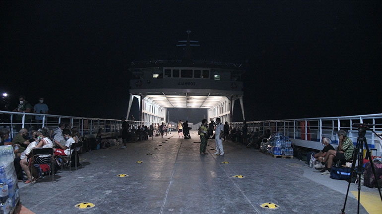 Εύβοια: Σε θέσεις μάχης οι πυροσβέστες στο Πευκί