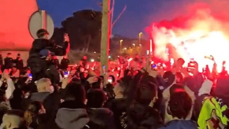 Αψήφησαν τα μέτρα για τον κορωνοϊό οι οπαδοί της Μπαρτσελόνα – Χαμός έξω από το «Καμπ Νόου»!