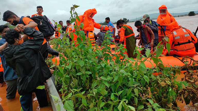 Τραγωδία στην Ινδία – 115 νεκροί από τους μουσώνες