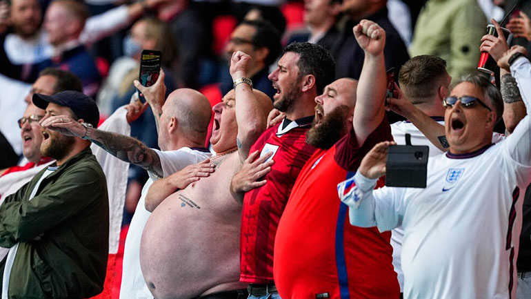 Η (σχεδόν) ιερή εμπειρία παρακολούθησης του Euro 2020