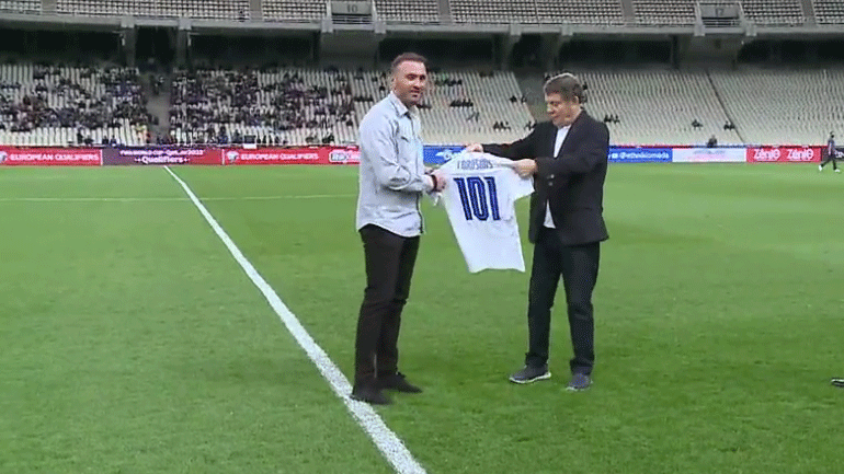 Ελλάδα-Σουηδία: Ο Ρεχάγκελ βράβευσε τον Τοροσίδη – Ενός λεπτού σιγή στη μνήμη του Μίκη Θεοδωράκη