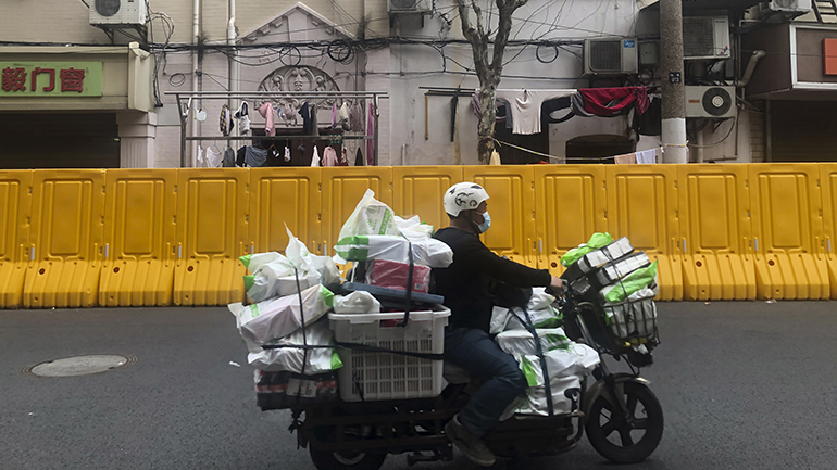 «Οι αρχές αφήνουν φαγητό έξω από το σπίτι και τα ρομπότ επιτηρούν» – Έλληνας περιγράφει το lockdown στη Σαγκάη