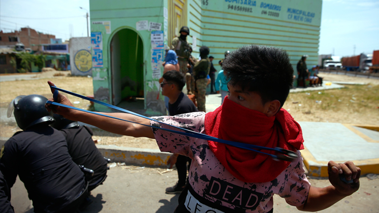 Περού: Eπτά νεκροί σε συγκρούσεις στρατιωτικών και διαδηλωτών στην Αγιακούτσο