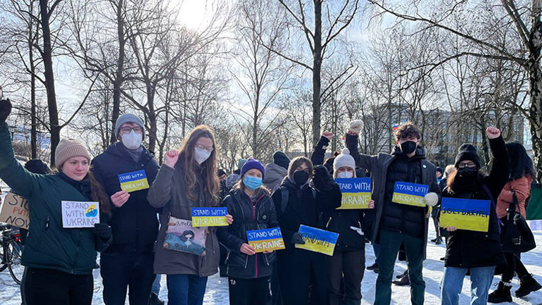 Η Γκρέτα Τούνμπεργκ συμμετείχε σε διαμαρτυρία έξω από τη ρωσική πρεσβεία στη Στοκχόλμη