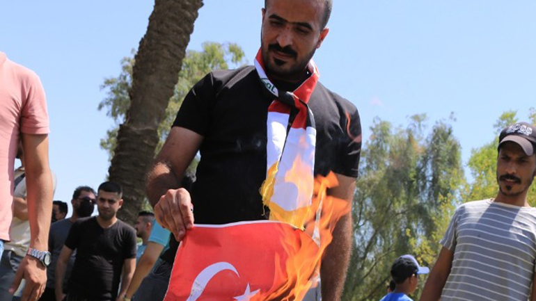 Εθνικό πένθος στο Ιράκ για την πολύνεκρη επίθεση – Διαδηλωτές έκαψαν και ποδοπάτησαν τουρκικές σημαίες